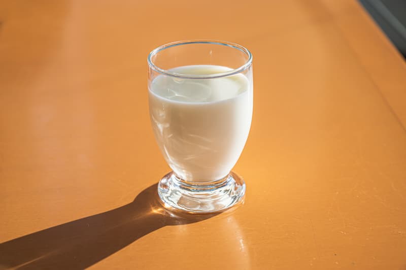 机に置いた1杯の牛乳