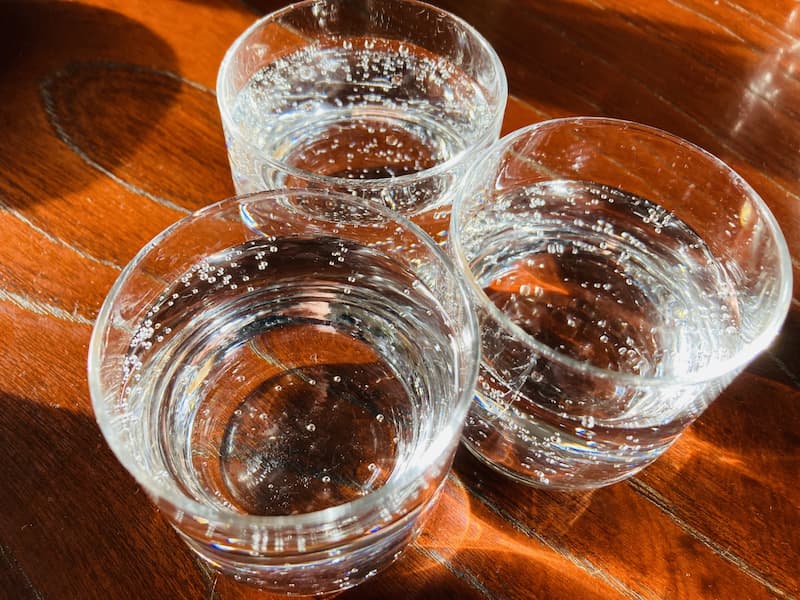 グラスに入った3杯の炭酸水