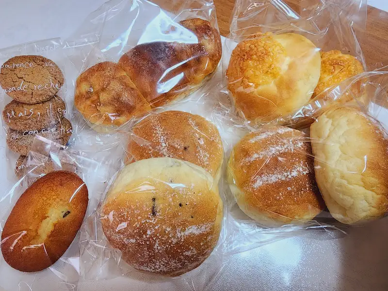 色々なパンが個包装されているイメージ
